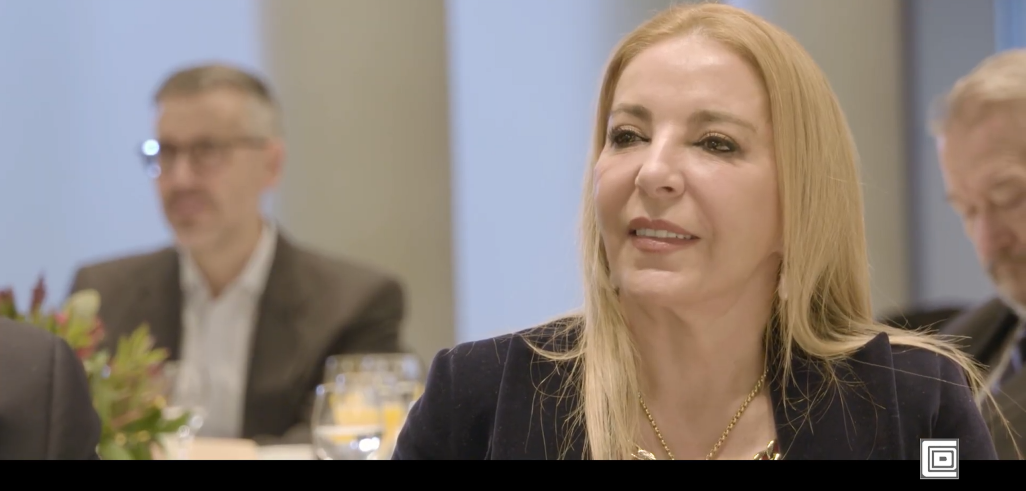 Emilia Zaballos asiste al encuentro del Club Diálogos para la Democracia, agradeciendo a Antonio Gavilanes y destacando la intervención de Beatriz Corredor.